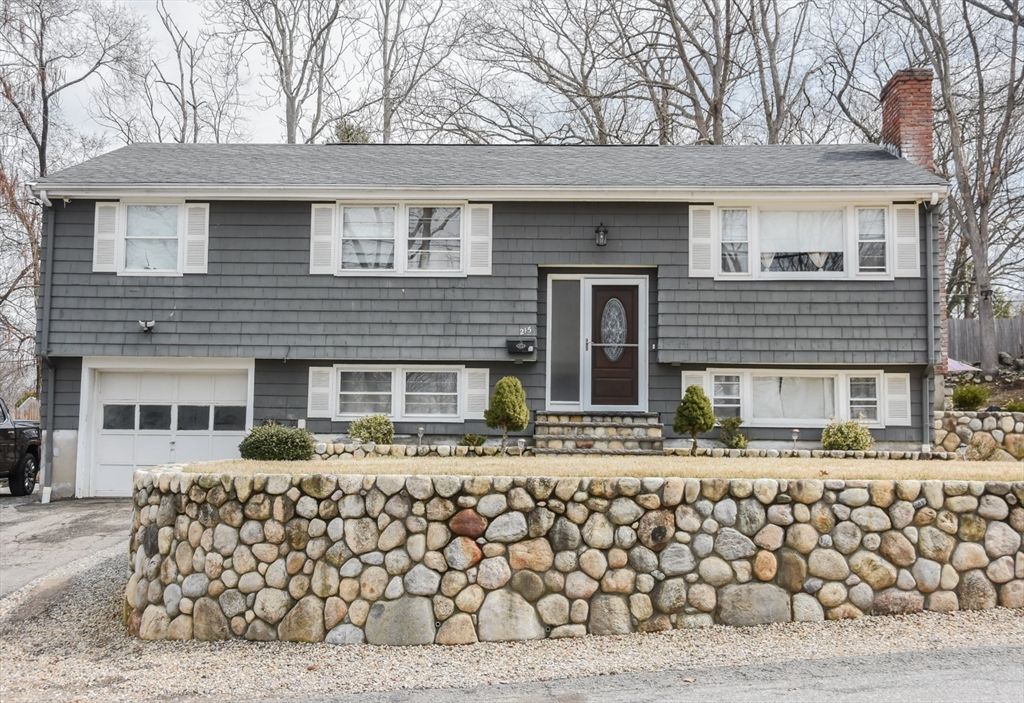 215 Trull Lane E, Lowell, MA 01852