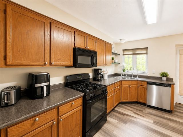 122 Broadstone Dr, Adams Twp, PA 16046