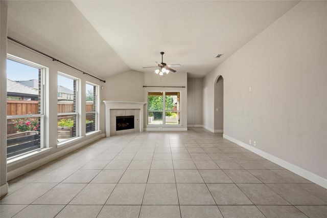 512 Carnation Lane, Mansfield, TX 76063