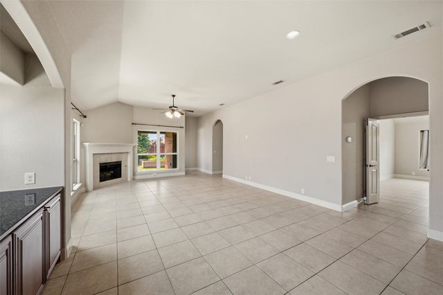 512 Carnation Lane, Mansfield, TX 76063