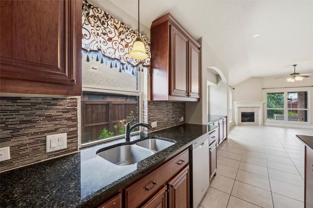 512 Carnation Lane, Mansfield, TX 76063