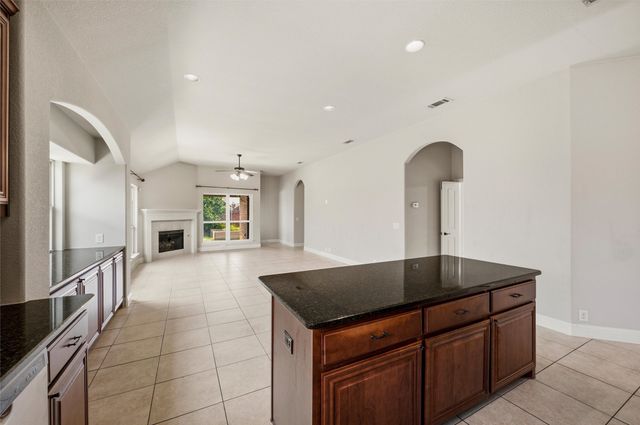 512 Carnation Lane, Mansfield, TX 76063