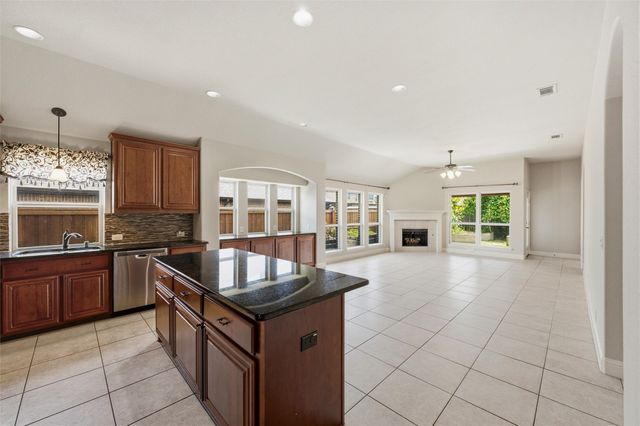 512 Carnation Lane, Mansfield, TX 76063