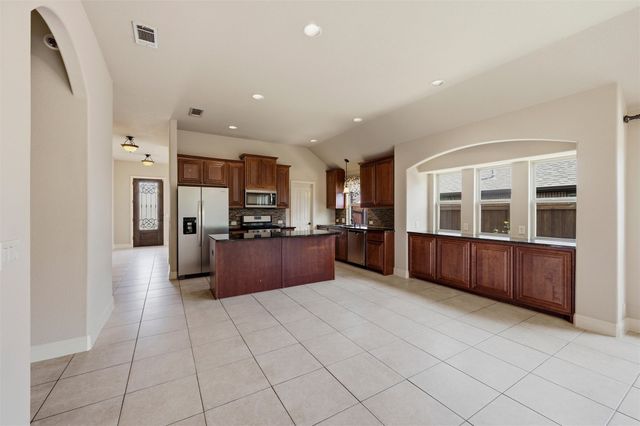 512 Carnation Lane, Mansfield, TX 76063