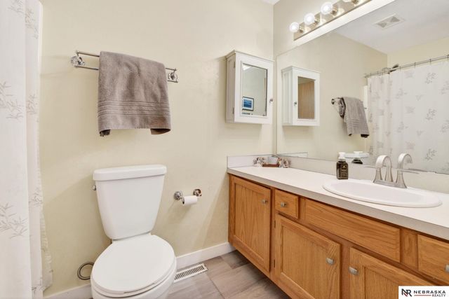 1201 Devon Drive, Papillion, NE 68046