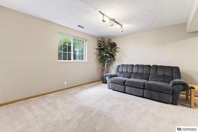 1201 Devon Drive, Papillion, NE 68046