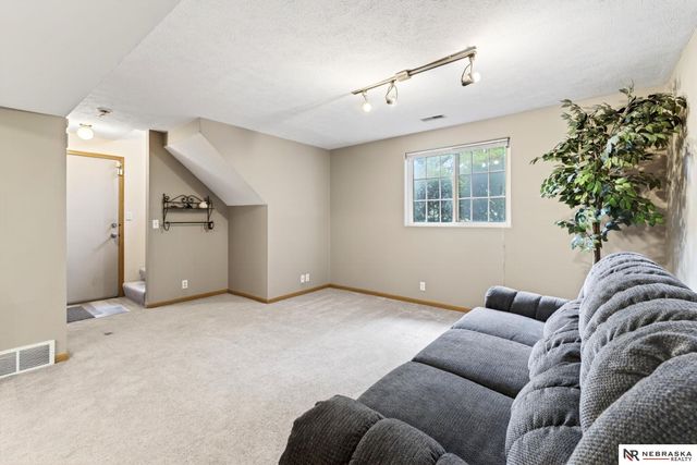 1201 Devon Drive, Papillion, NE 68046