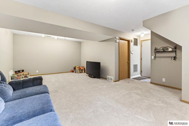 1201 Devon Drive, Papillion, NE 68046
