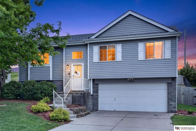 1201 Devon Drive, Papillion, NE 68046