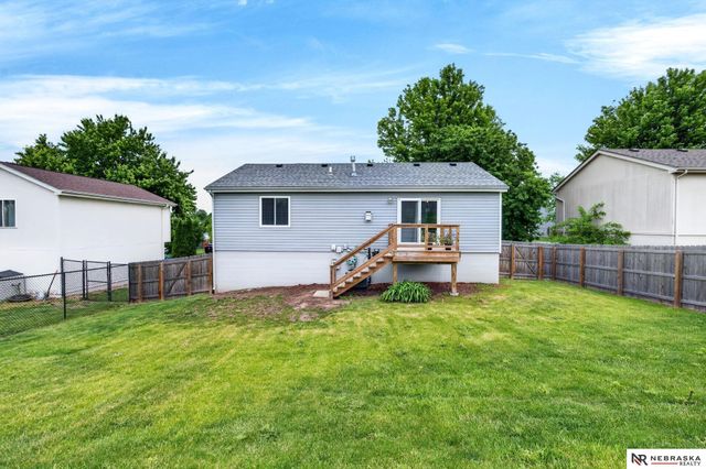 1201 Devon Drive, Papillion, NE 68046