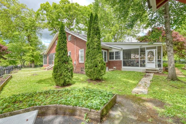32 Aquone Road, Andrews, NC 28901