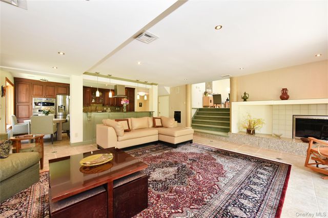 3 Joy Drive, Manhasset Hills, NY 11040