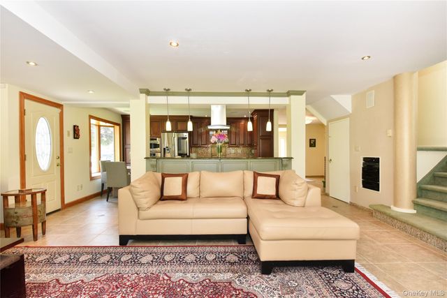 3 Joy Drive, Manhasset Hills, NY 11040