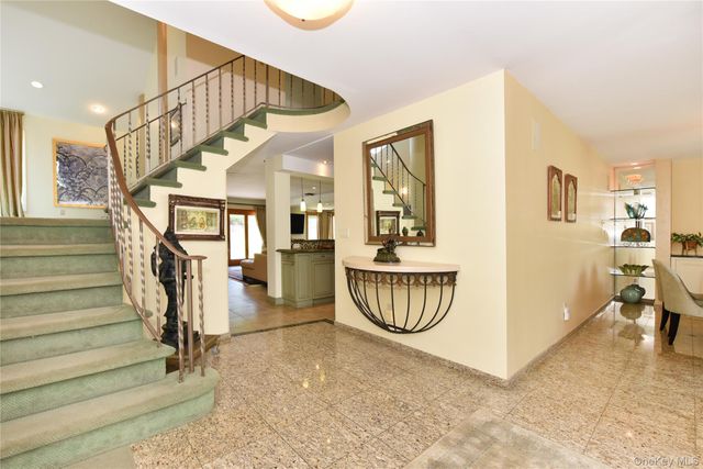 3 Joy Drive, Manhasset Hills, NY 11040