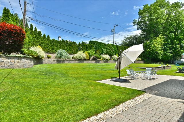 3 Joy Drive, Manhasset Hills, NY 11040
