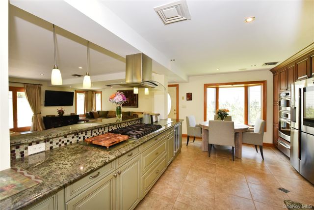 3 Joy Drive, Manhasset Hills, NY 11040