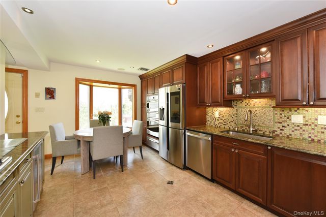 3 Joy Drive, Manhasset Hills, NY 11040