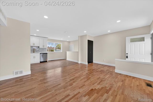 30428 Iroquois Drive, Warren, MI 48088