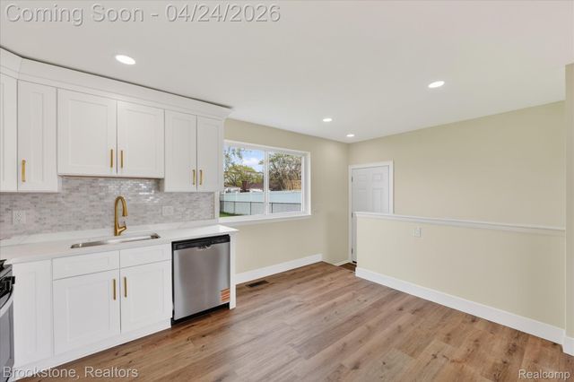 30428 Iroquois Drive, Warren, MI 48088