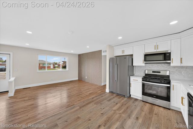 30428 Iroquois Drive, Warren, MI 48088