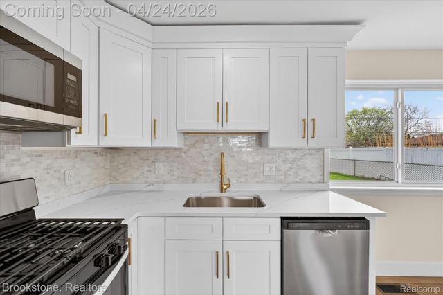 30428 Iroquois Drive, Warren, MI 48088