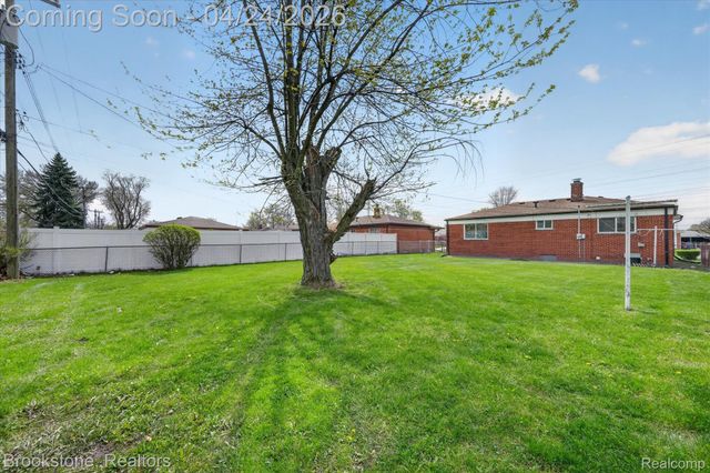 30428 Iroquois Drive, Warren, MI 48088