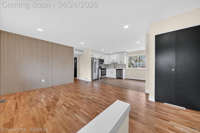 30428 Iroquois Drive, Warren, MI 48088