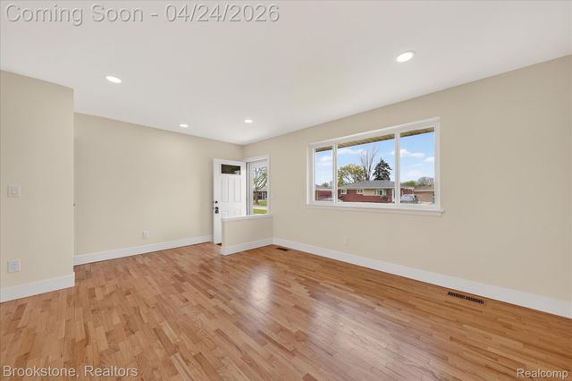 30428 Iroquois Drive, Warren, MI 48088