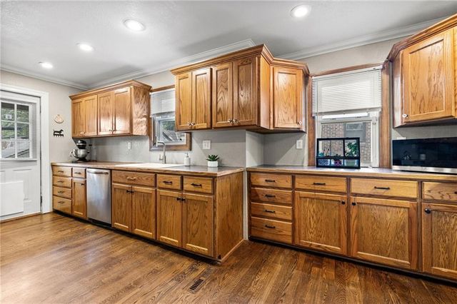 719 E Gregory Boulevard, Kansas City, MO 64131