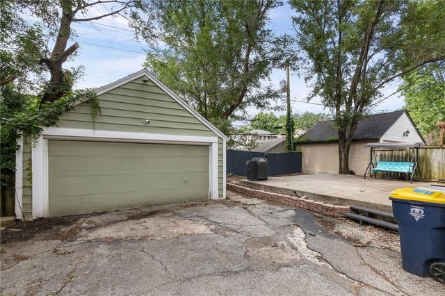 719 E Gregory Boulevard, Kansas City, MO 64131