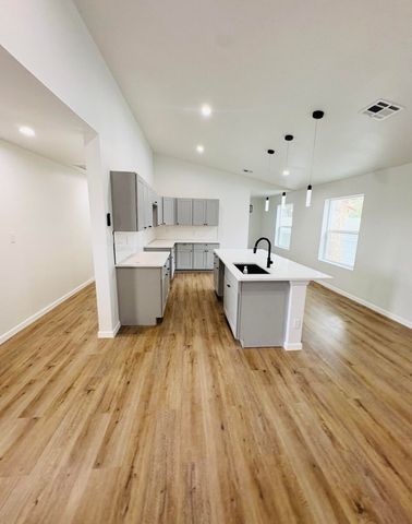 112 Bell Avenue SE, Albuquerque, NM 87102