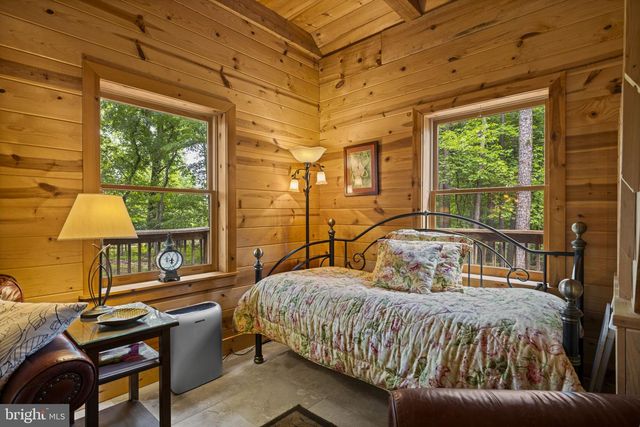 295 CREEKVIEW LN, Berkeley Springs, WV 25411