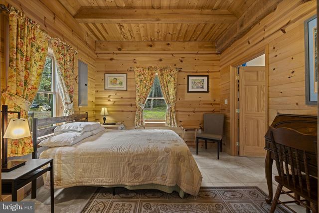 295 CREEKVIEW LN, Berkeley Springs, WV 25411