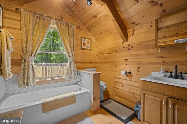 295 CREEKVIEW LN, Berkeley Springs, WV 25411
