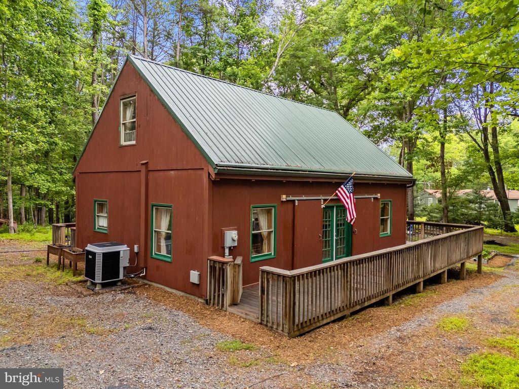 295 CREEKVIEW LN, Berkeley Springs, WV 25411