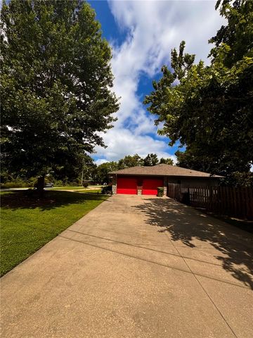 723 Lakeview Drive, Rogers, AR 72756