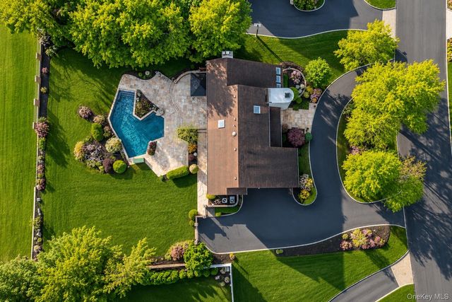6 Polo Court, Woodbury, NY 11797
