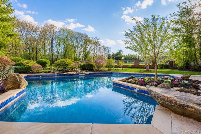 6 Polo Court, Woodbury, NY 11797