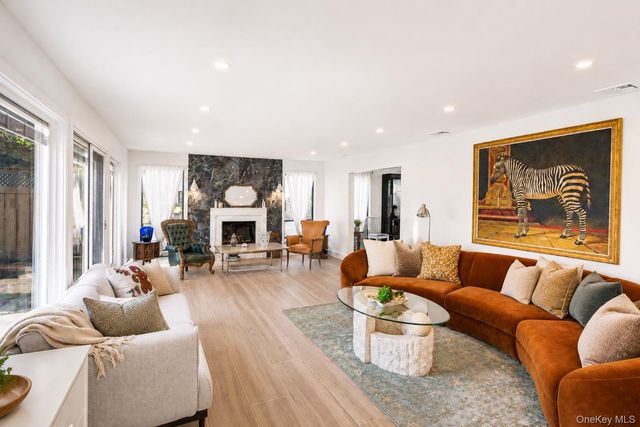 6 Polo Court, Woodbury, NY 11797