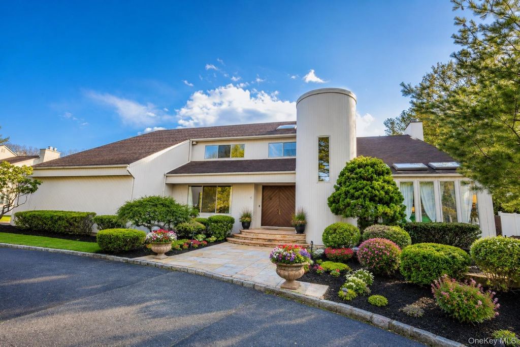 6 Polo Court, Woodbury, NY 11797