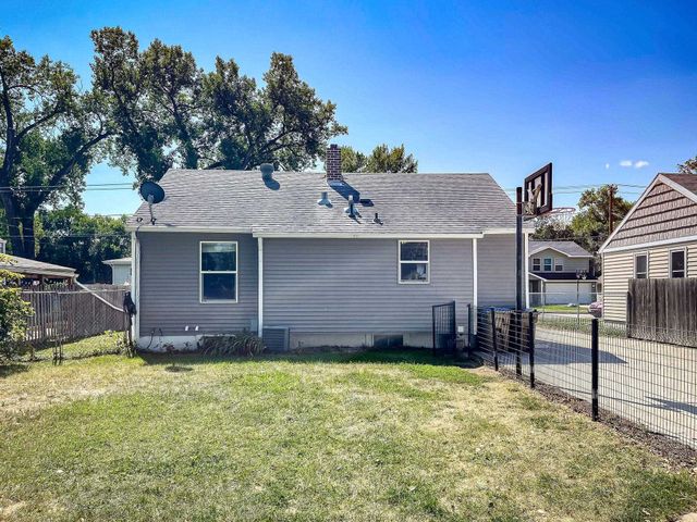 1204 5th Ave NW, Minot, ND 58703