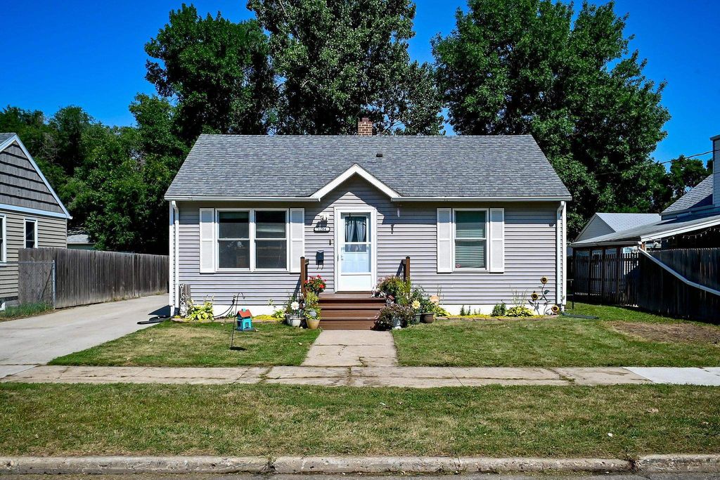 1204 5th Ave NW, Minot, ND 58703