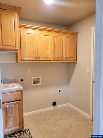 387 NE Rose Tree Dr, Sublimity, OR 97385