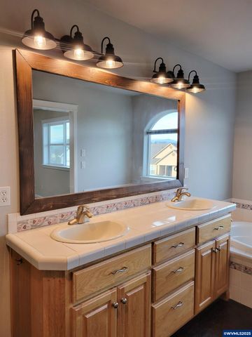 387 NE Rose Tree Dr, Sublimity, OR 97385