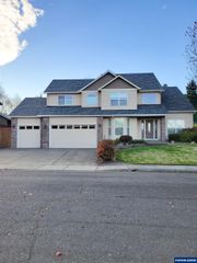 387 NE Rose Tree Dr, Sublimity, OR 97385