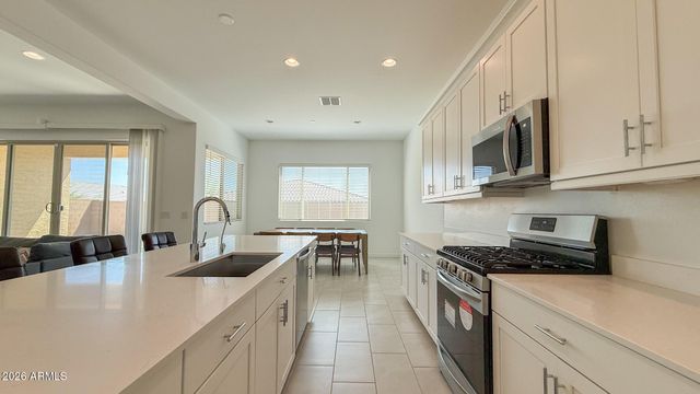 2041 W SIERRA SUNSET Trail 2, Phoenix, AZ 85085