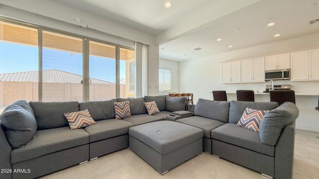 2041 W SIERRA SUNSET Trail 2, Phoenix, AZ 85085