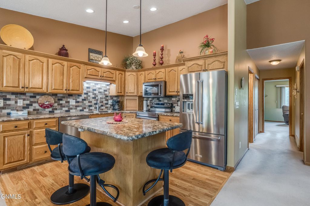 1076 Westwood Street, Bismarck, ND 58504 photo 3