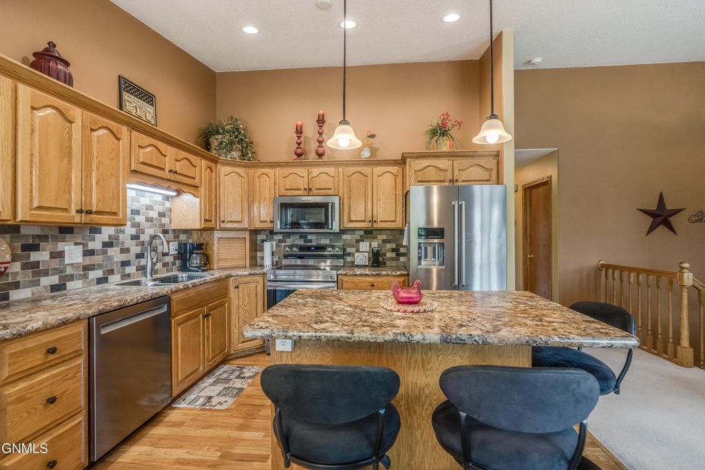 1076 Westwood Street, Bismarck, ND 58504 photo 5