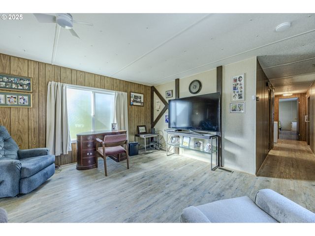 77500 S 6TH St C19, Cottage Grove, OR 97424